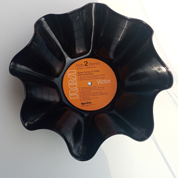 Vintage vinyl record bowl shaped wall decor - Picture 5 of 7